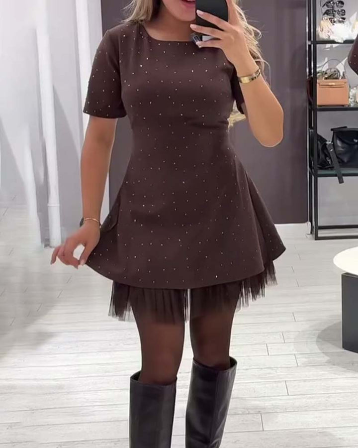 Elegantní šaty s lesklým, síťovaným patchworkovým vzorem