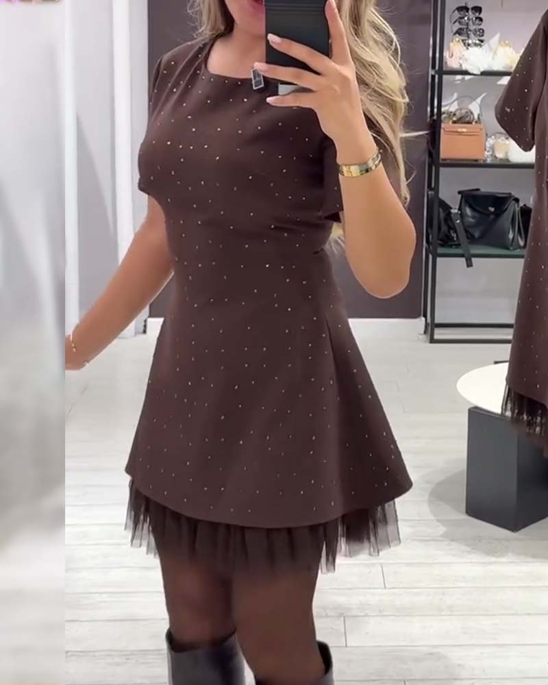 Elegantní šaty s lesklým, síťovaným patchworkovým vzorem