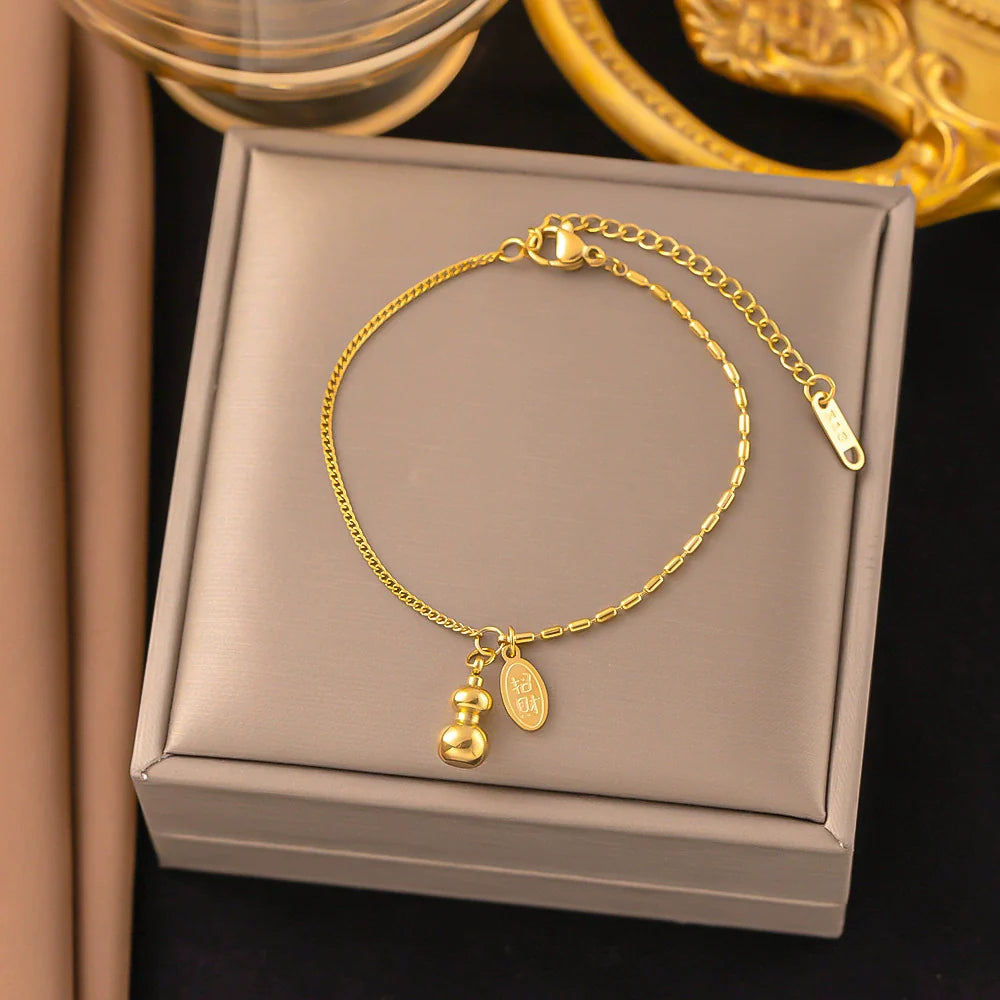 Minimalistický náramek s elegantním přívěskem