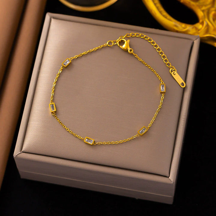 Minimalistický náramek s elegantním přívěskem