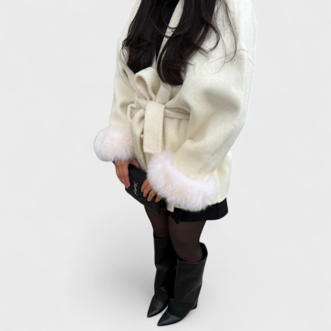 Woolcat – Elegantní kabát s detaily z ekologické kožešiny 