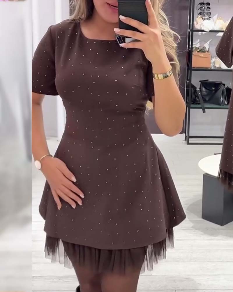 Elegantní šaty s lesklým, síťovaným patchworkovým vzorem