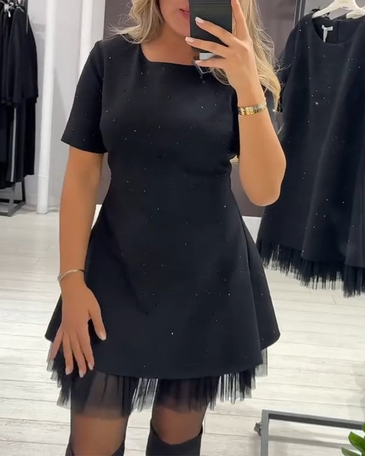 Elegantní šaty s lesklým, síťovaným patchworkovým vzorem