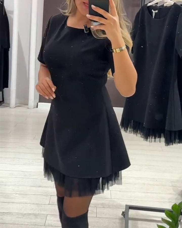 Elegantní šaty s lesklým, síťovaným patchworkovým vzorem